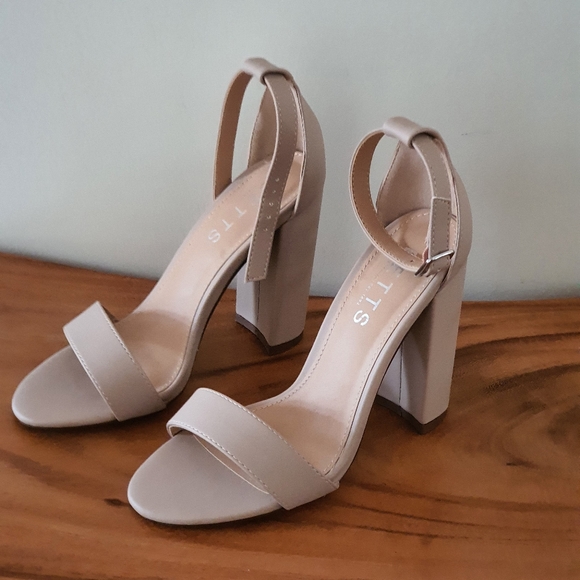 Betts Ollie Block Heels - Picture 8 of 11